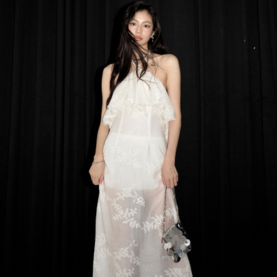 纯白清冷挂重工刺绣挂脖连衣裙