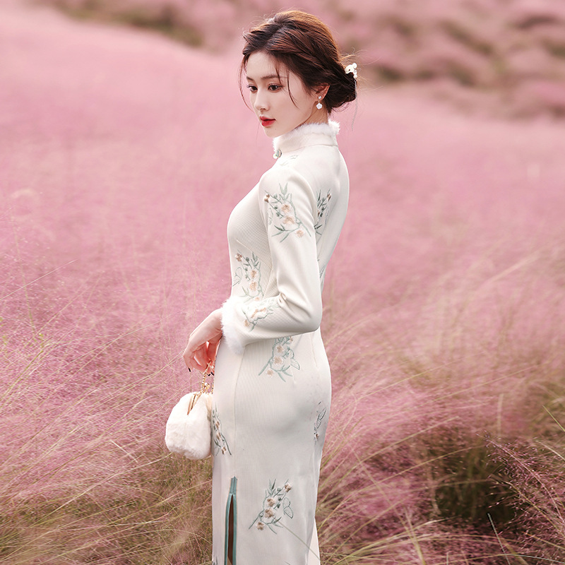 2025秋冬新款美人条绣花加绒年轻款修身温婉旗袍设计款显瘦旗袍裙