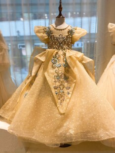 出租高端金色奢华拖尾儿童礼服模特走秀唱歌主持钢琴演出生日山海