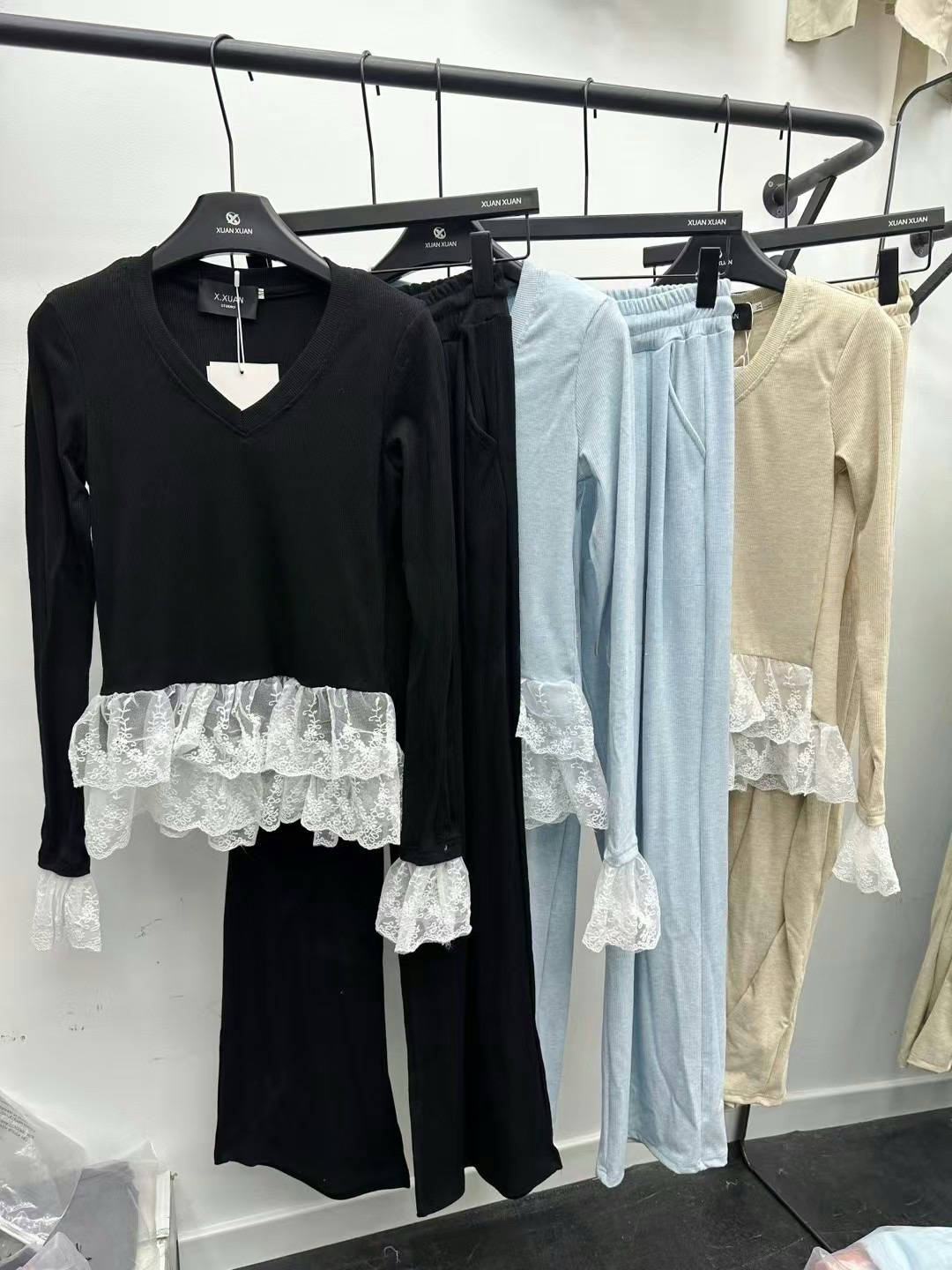 2025早春清仓不退不换V领蕾丝拼接荷叶边垫肩上衣+直筒裤两件套