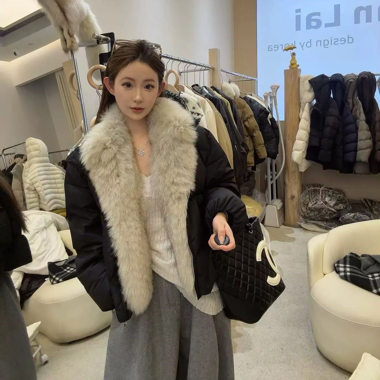 无注册商标黑色可拆卸毛领羽绒服