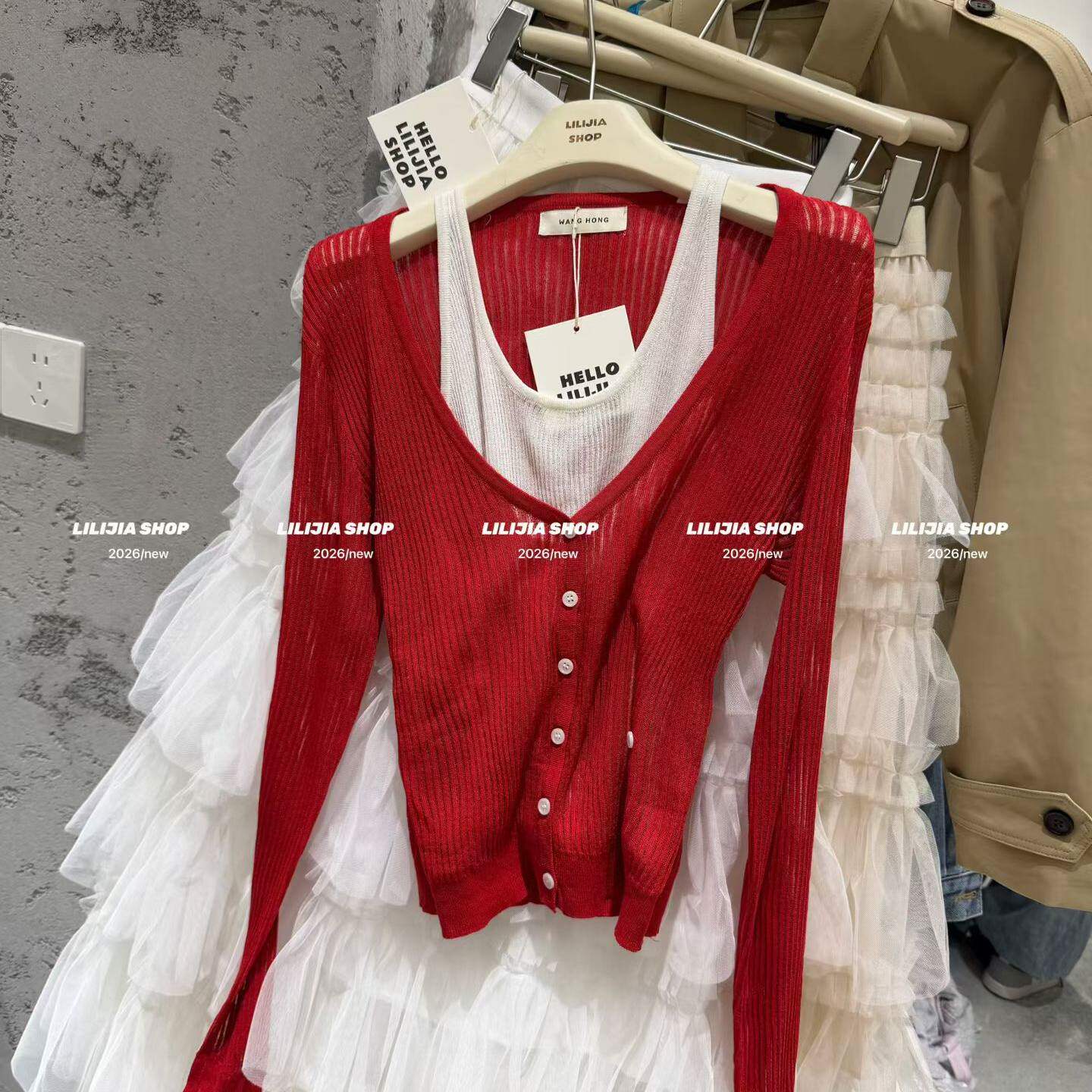 简约时尚红色V领针织开衫女修身显瘦纽扣内搭吊带白色背心两件套