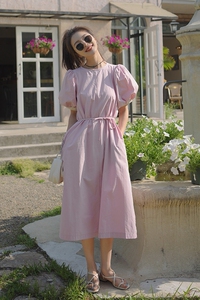 法式独特绝美粉色连衣裙女夏2025新款赫本风气质收腰泡泡袖长裙图片