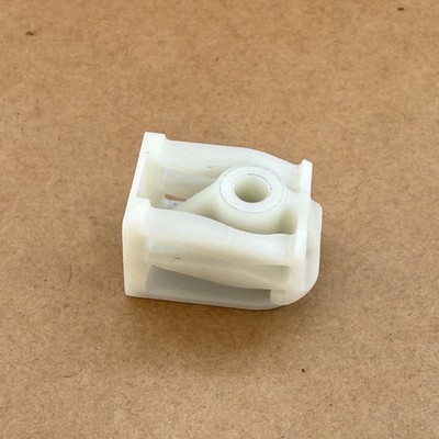 宝马挡泥板翼子板底板螺丝母底座