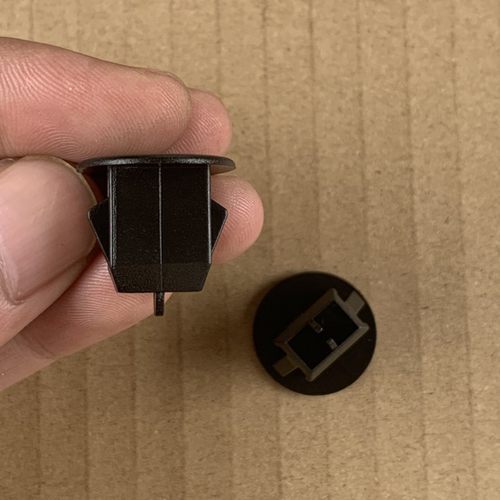 沃尔沃汽车后尾箱内衬饰板卡扣子