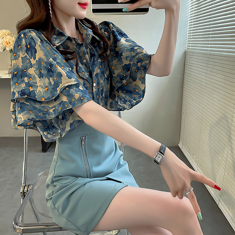 设计感荷叶边碎花上衣女新款短袖甜美蓝色衬衫女夏宽松大码花衬衣