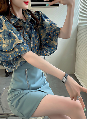设计感荷叶边碎花上衣女新款短袖甜美蓝色衬衫女夏宽松大码花衬衣
