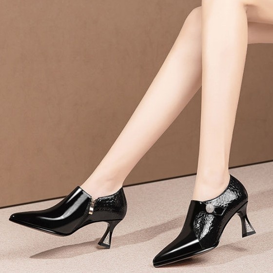 头层牛皮时尚百搭尖头高跟鞋女夏季外穿法式水钻搭扣深口罗马凉鞋