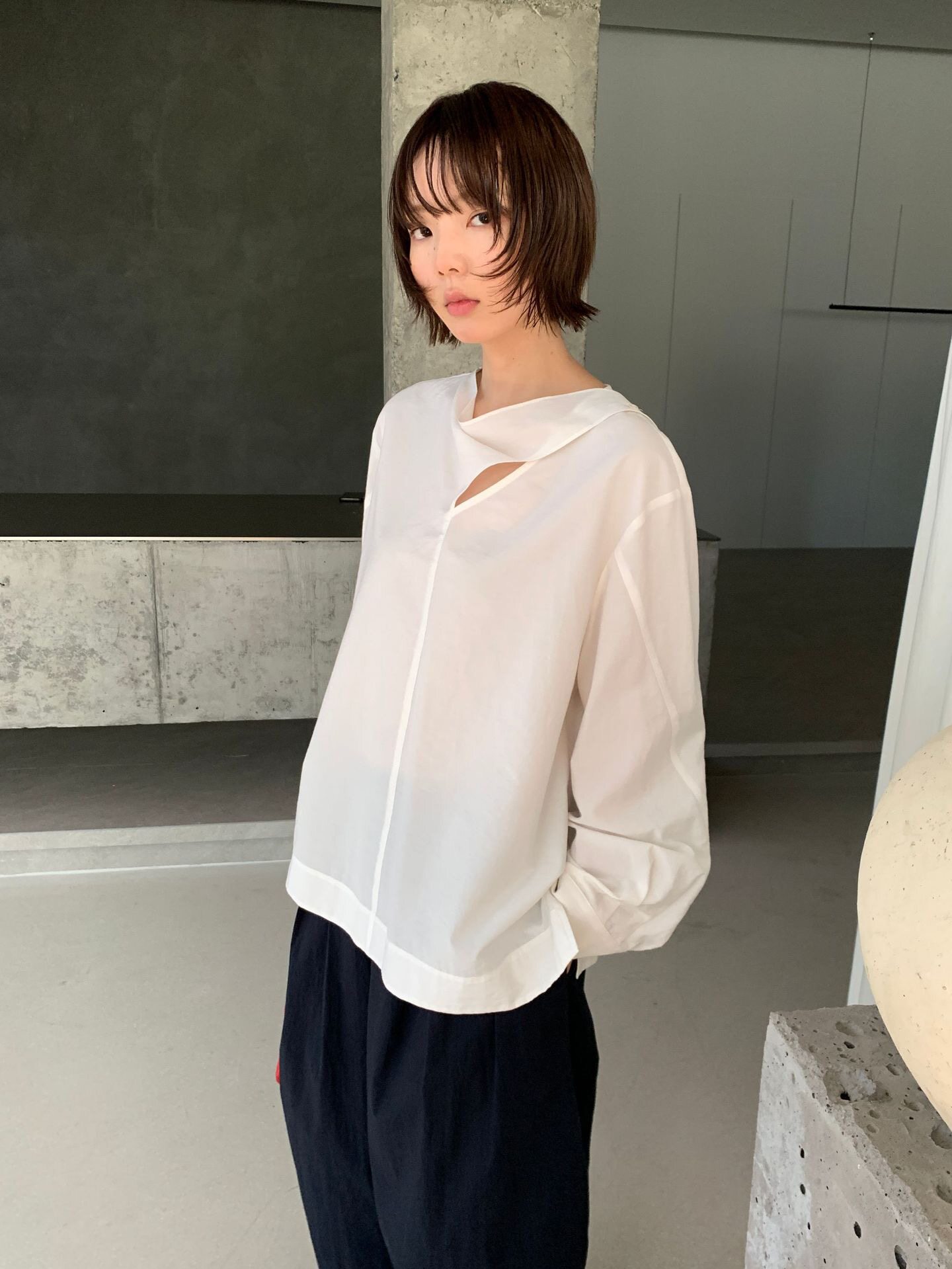 2026新款韩版极简风设计感扭结洞洞长袖圆领衬衫女 宽松显瘦上衣