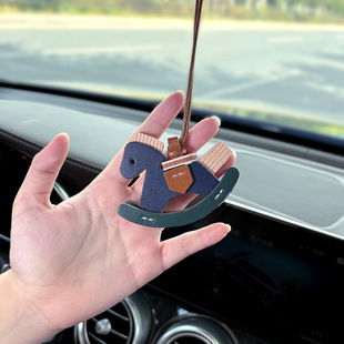 摇摆小马汽车挂件创意皮质车载挂饰女高级感汽车内后视镜装 饰吊坠