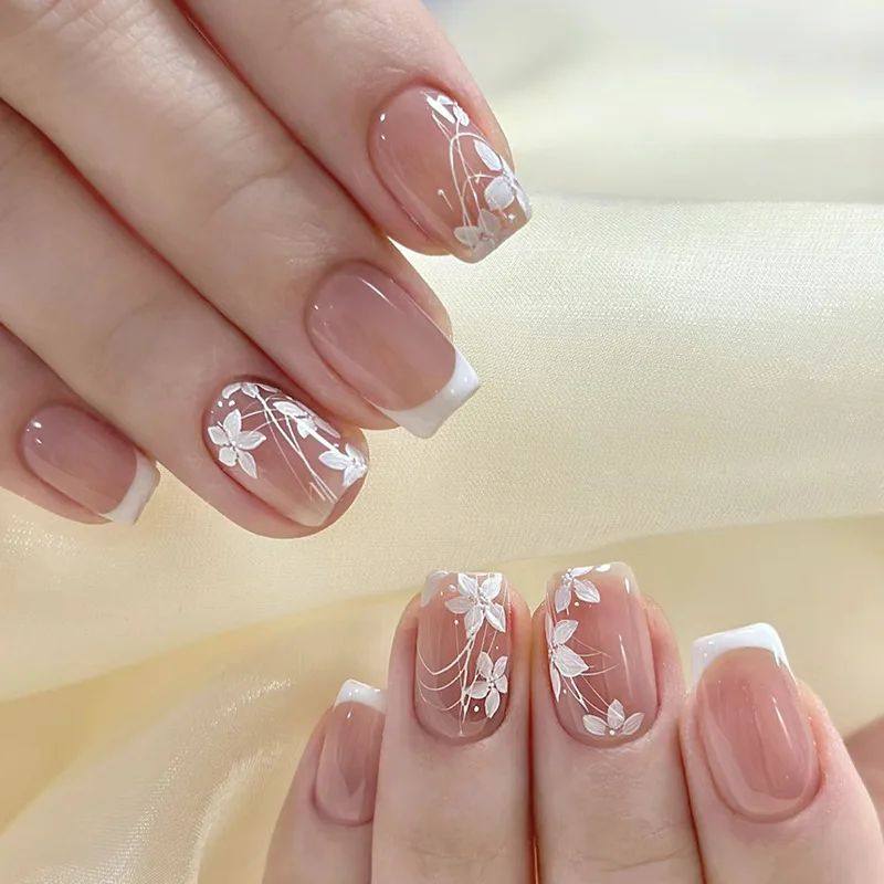24pcs Simple Short Girly White Floral Manicure Cute and Swee