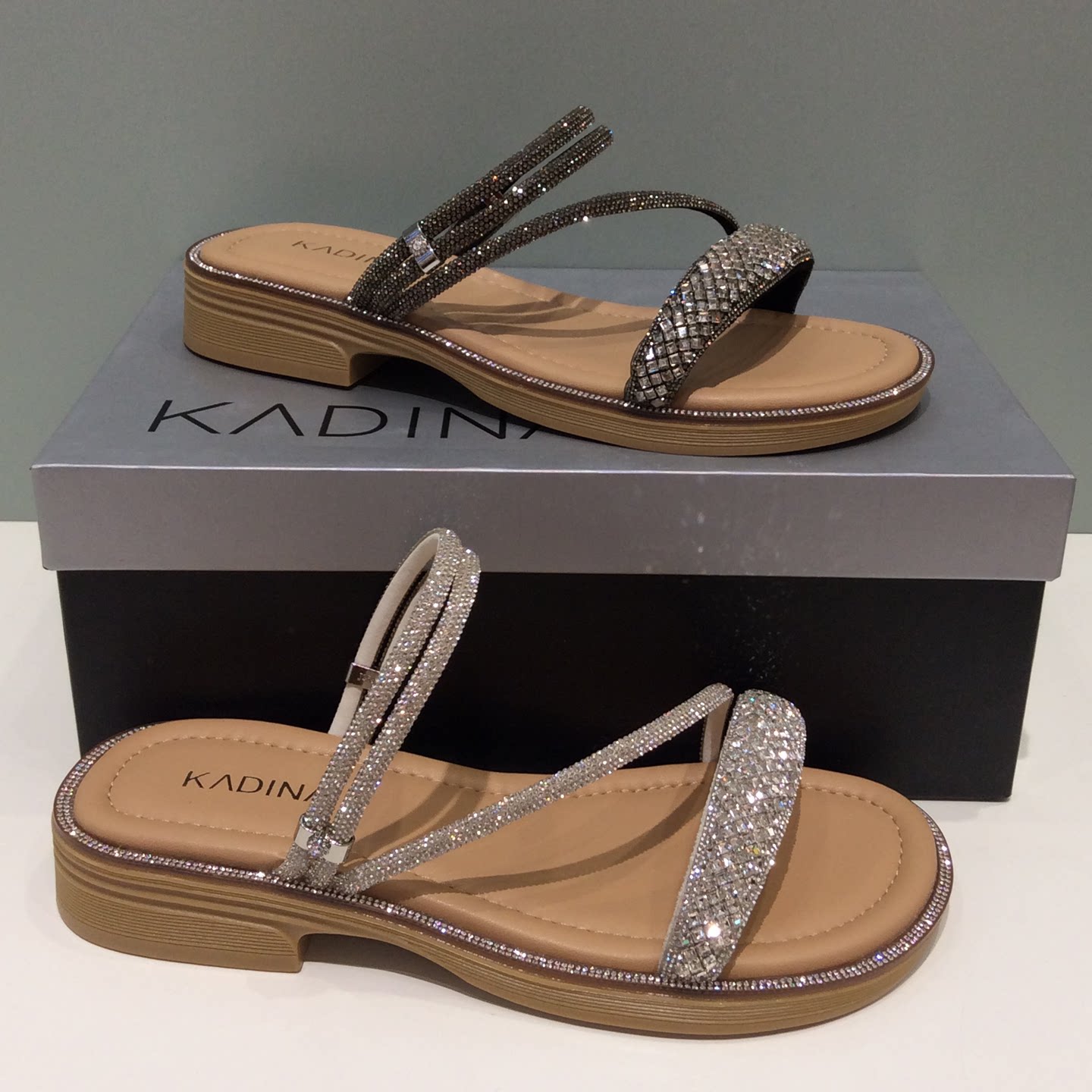 KM261511卡迪娜水钻一字拖女夏季新款低跟露趾凉拖鞋休闲外穿