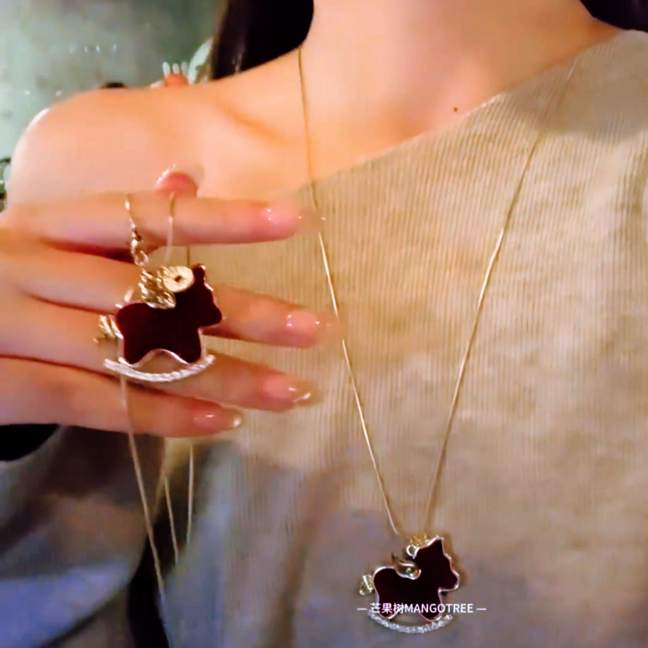 2026新款本命年红色丝绒小马项链女复古高级感长款毛衣链配饰饰品