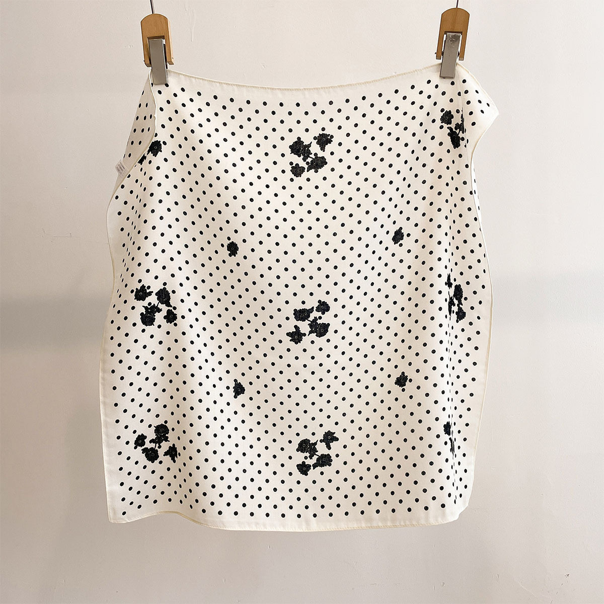 新款法式轻奢满印波点印花丝巾女复古气质70棉麻手感防晒披肩配饰