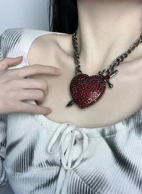 欧美红色镶钻一箭穿心吊坠项链甜酷辣妹朋克风小众设计感锁骨链女