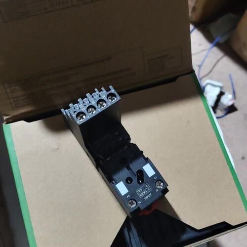 RXZE2S114M 施耐德继电器底座 14脚 10A 25--议价商品