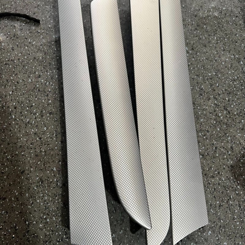 迪A4L门槛条,原装拆车件,成色如图,表面有轻微使用--议价商品