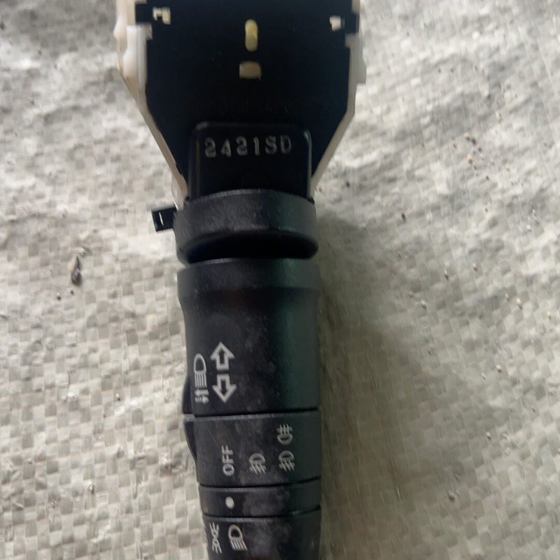 骊威原装大灯开关,原车拆车件,功能正常。成色还可以--议价商品