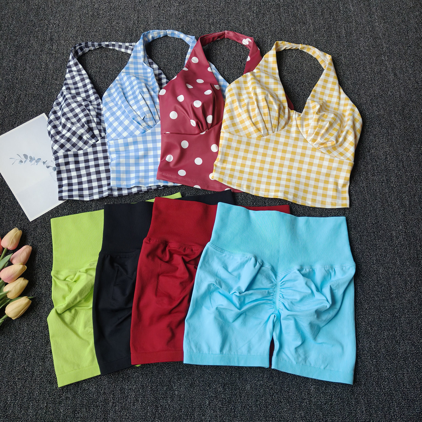 瑜伽服套装女2026格纹V领挂脖聚拢文胸高腰蜜桃提臀收腹透气短裤