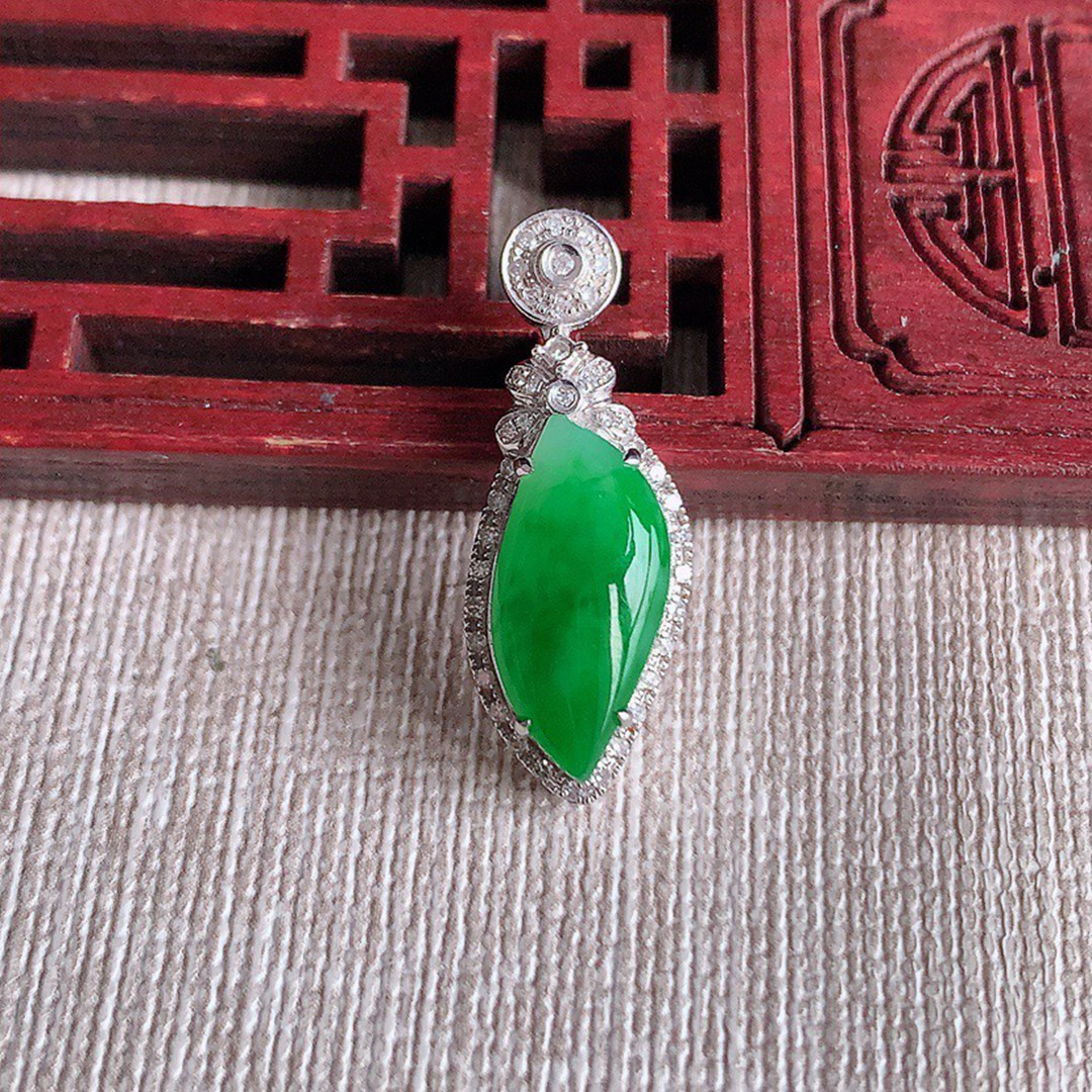 缅甸天然A货玉石翡翠 老坑冰种 手工精雕 18K金伴钻阳绿随形吊坠