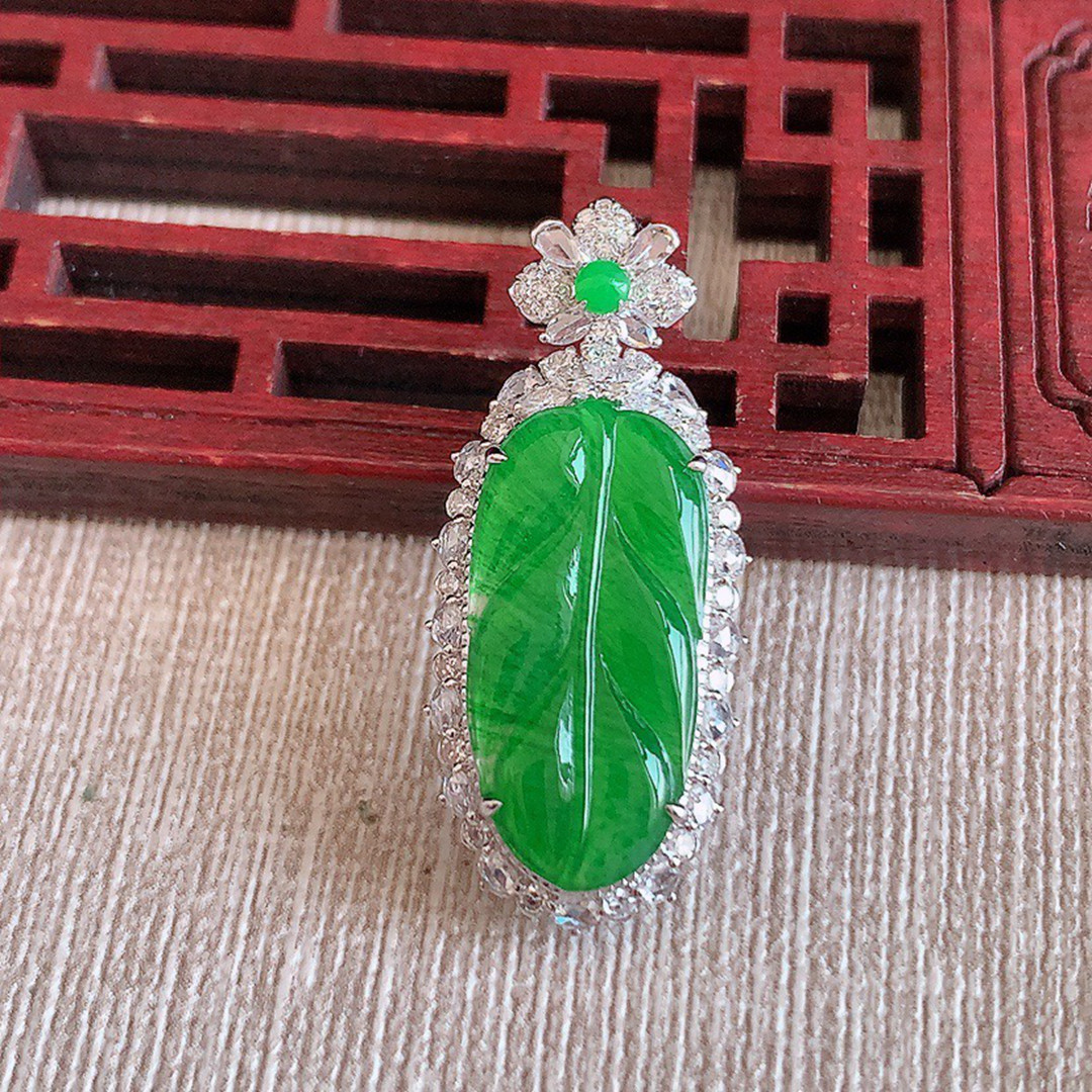 缅甸天然A货玉石翡翠 老坑冰种 手工精雕 18K金伴钻阳绿叶子吊坠