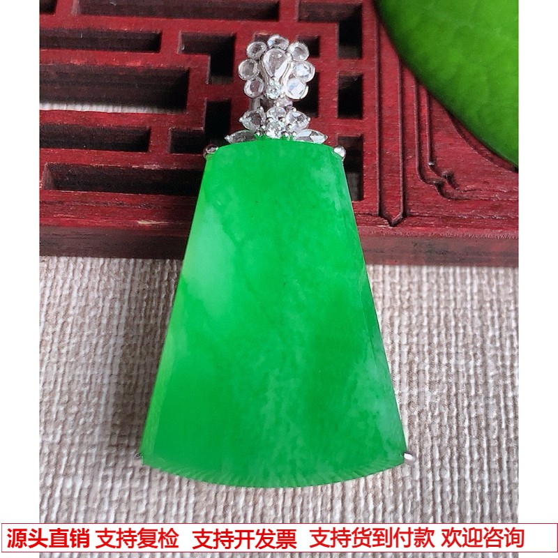 缅甸天然A货玉石翡翠 老坑冰种18K金伴钻镶嵌阳绿无事牌吊坠