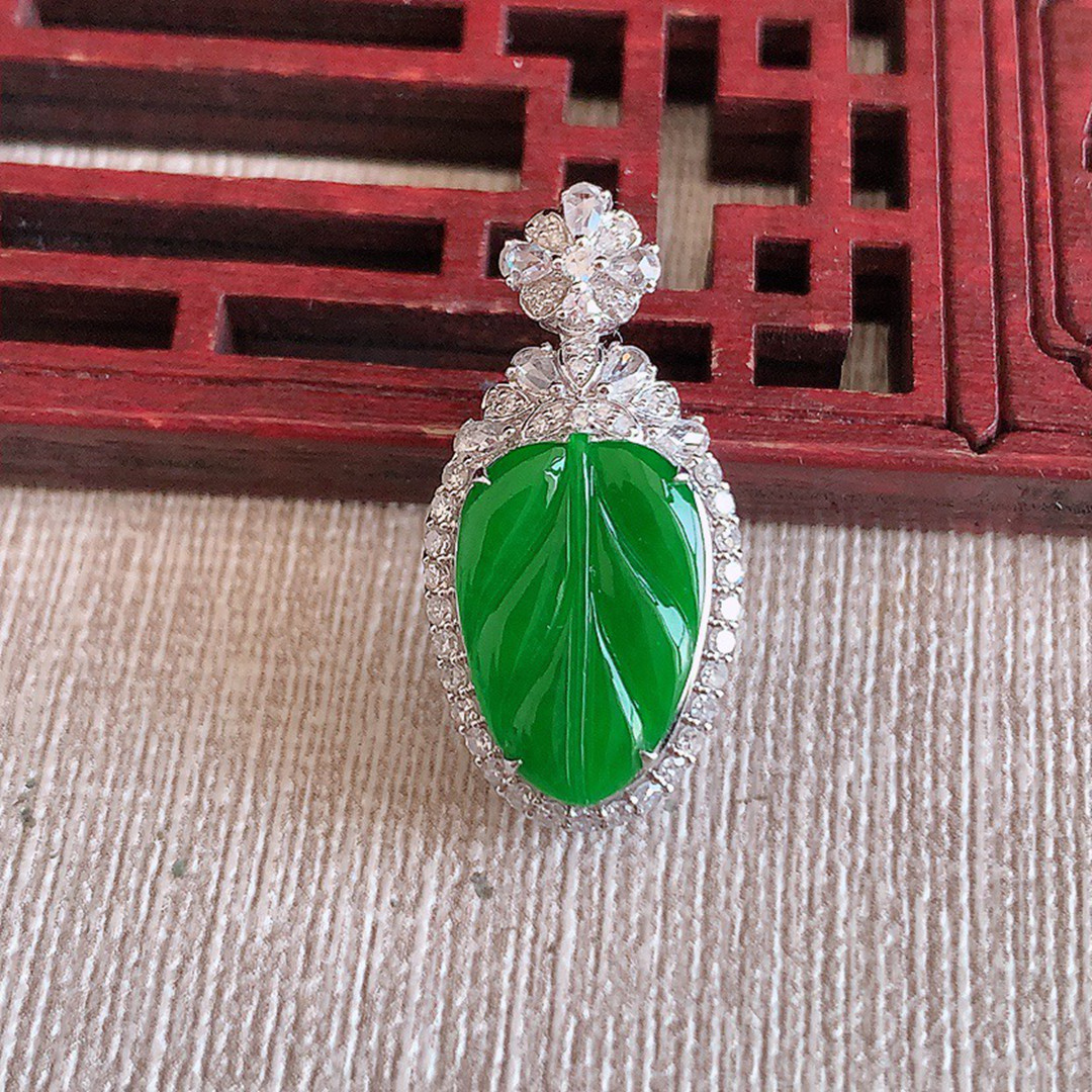 缅甸天然A货玉石翡翠 老坑冰种 手工精雕 18K金伴钻阳绿叶子吊坠