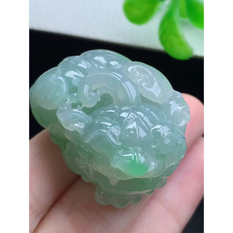 缅甸天然A货玉石翡翠 老坑冰种 手工精雕 飘绿貔貅吊坠