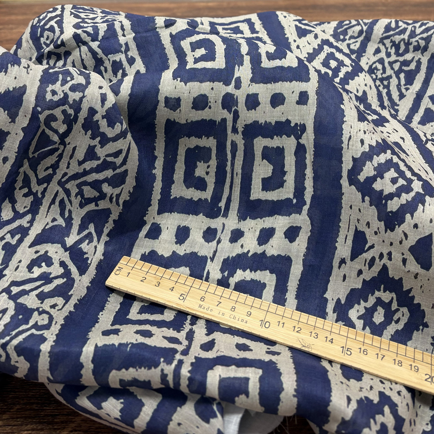布久以逅几何印花苎麻夏季布料复古波西米亚风服装制作面料  纹路