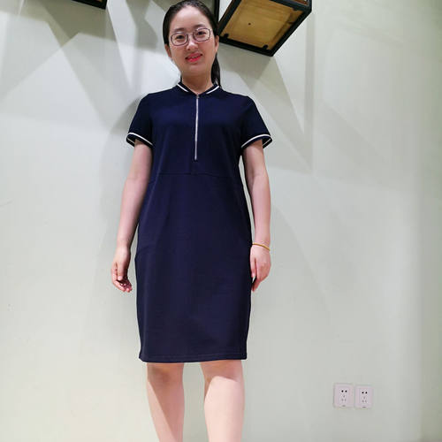 YUN韫连衣裙女2023新款短袖针织连衣裙宽松显瘦V领拉链中长款女裙 - 封面