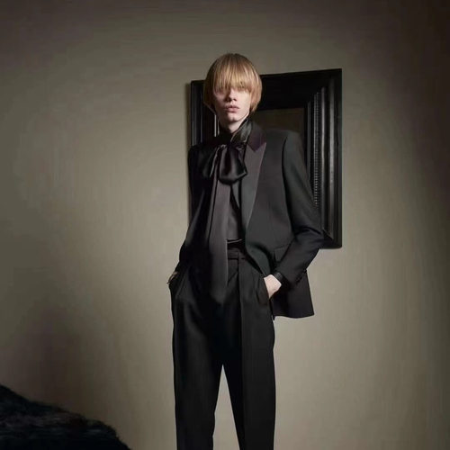 S家时装西服撒拉轰走秀西装