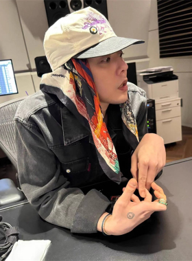 GD权志龙同款涂鸦字母印花丝巾男女夏季小众美式复古嘻哈ins头巾