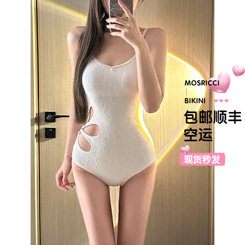 大牌高级简约镂空吊带竞速连体泳衣女带胸垫修身显瘦白色三角v领