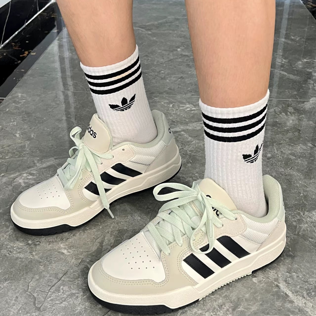 Adidas阿迪达斯  经典清新休闲舒适耐磨板鞋条纹设计百搭耐磨情侣