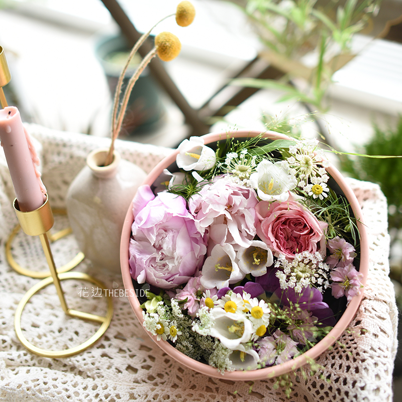 花边THEBESIDE《Wow》鲜花花盒 应季新鲜花材随机搭配款 北京闪送