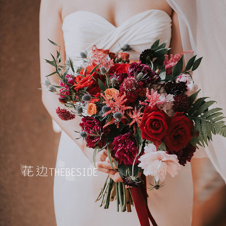 花边THEBESIDE 红色系新娘手捧花 自然森系婚礼婚纱照拍摄手捧花