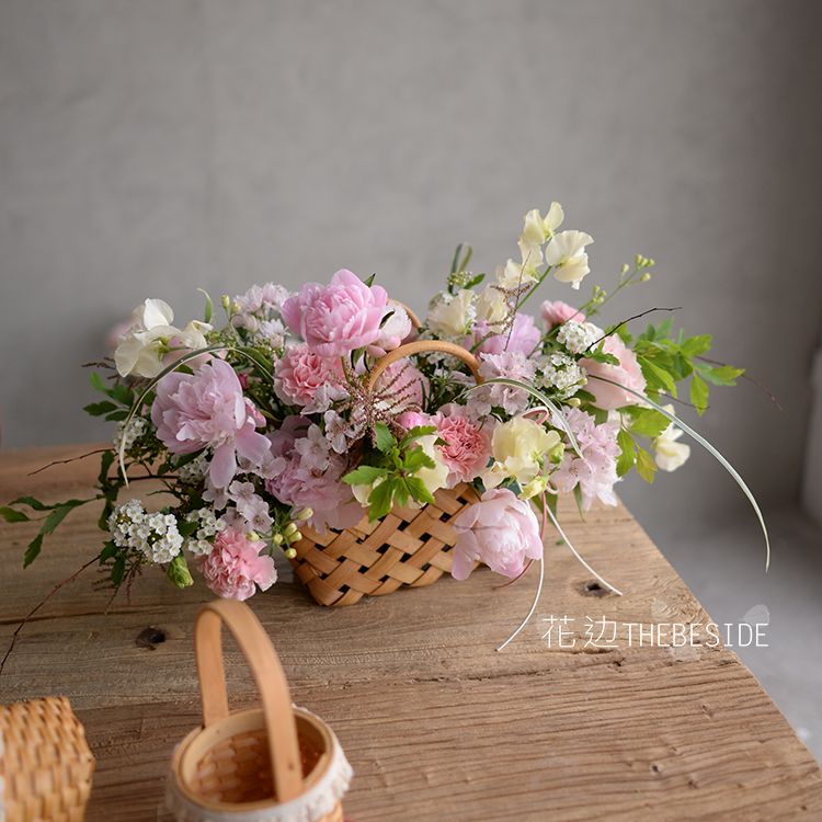 粉色康乃馨花篮浪漫礼物芍药
