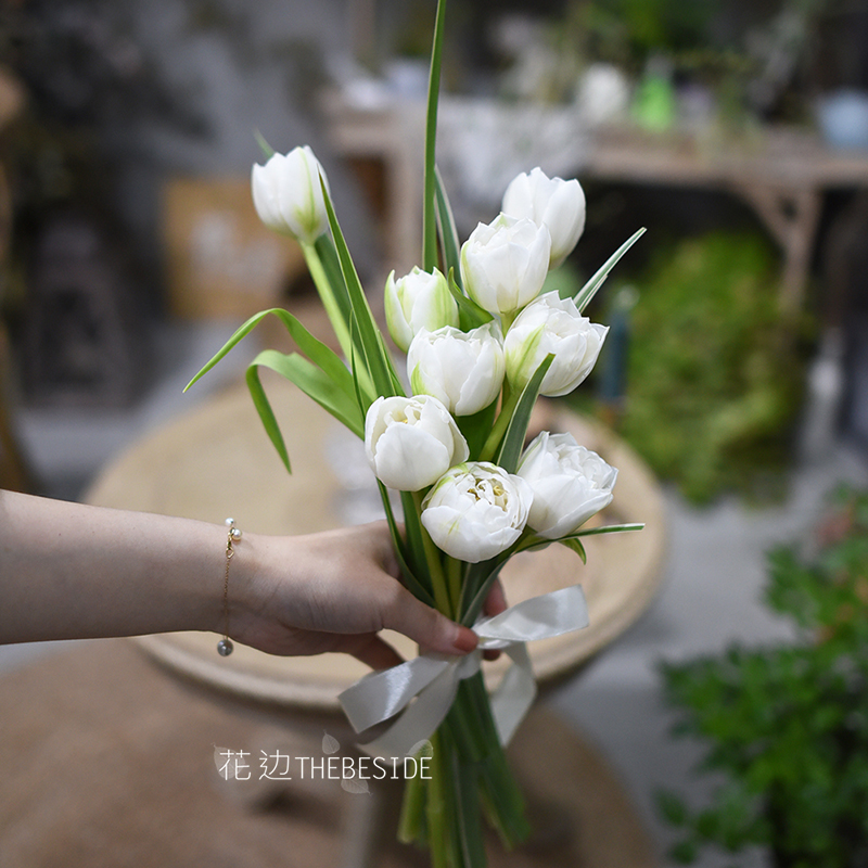 新娘婚纱拍摄郁金香混搭花束