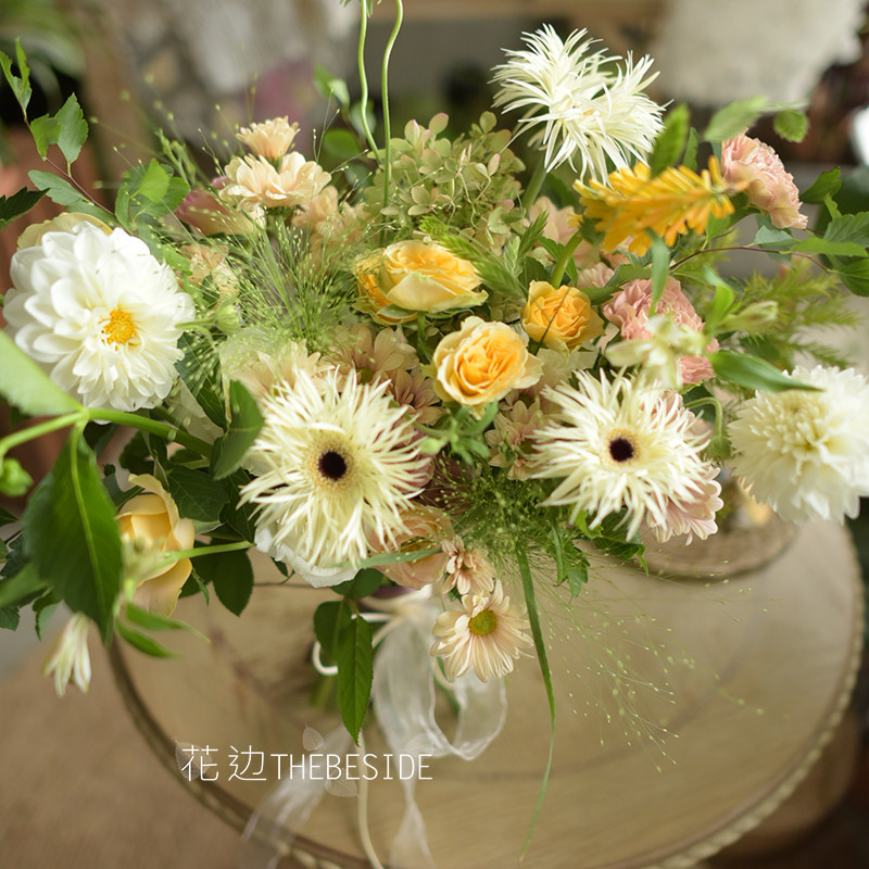 新娘手捧花婚纱照拍摄用