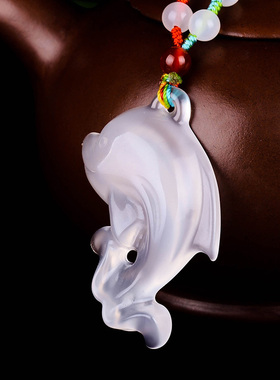 玛瑙冰种白玉髓小海豚毛衣链吊坠