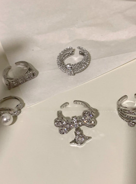 高级感银色闪钻字母款戒指女重工水钻叠戴珍珠指环蝴蝶坠食指戒