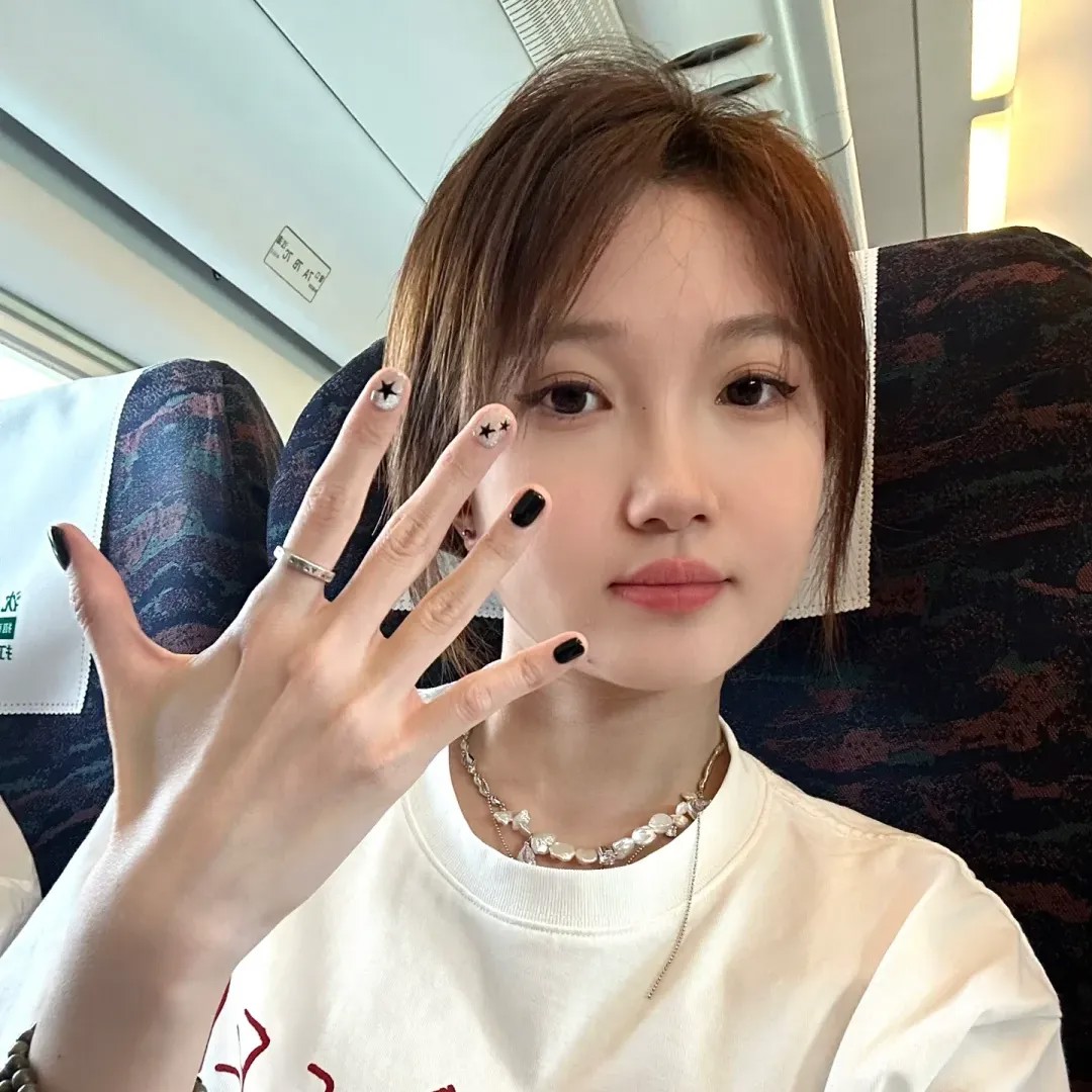 纯手工穿戴甲冰透猫眼跳黑星星美甲贴片成品短款简约显白可拆卸