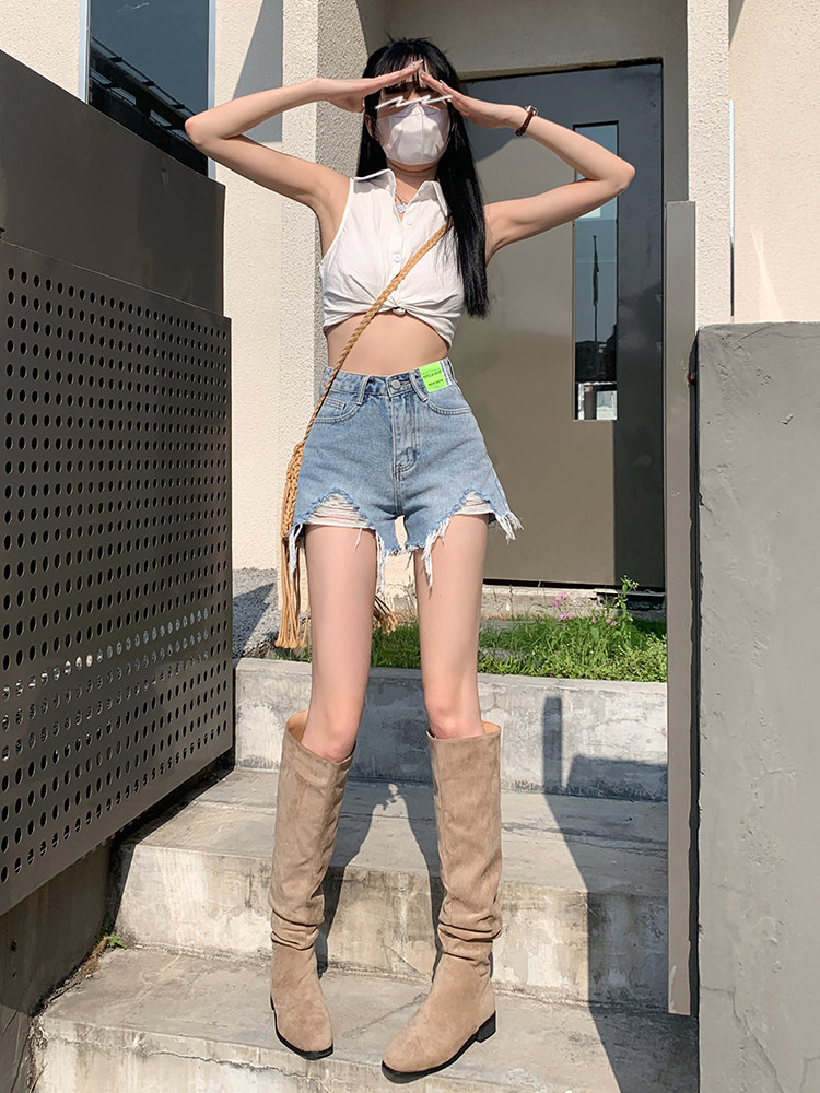 LIGHT BLUE RAW DENIM SHORTS WOMENS SPRING SUMMER 2023 NEW DISTRESSED DESIGN SENSE HIGH WAIST SLIM HOT PANTS