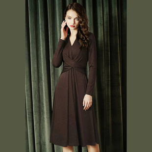 2026早春新款V领长袖大摆连衣裙女黑色收腰显瘦气质赫本风中长裙