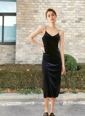 金丝绒吊带裙女秋冬外穿长款连衣裙复古大码收腰无袖内搭小黑裙子