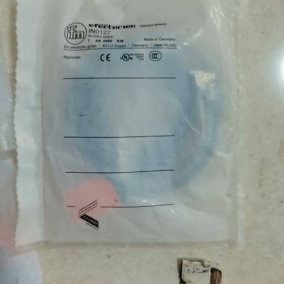 议价方形接近开关型号1N0127。。。4 个 500适用