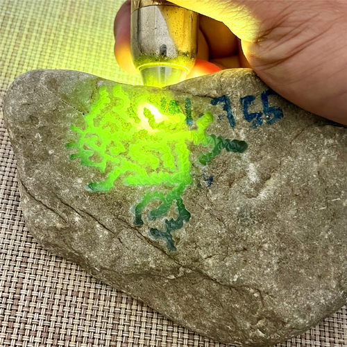 翡翠原石玉石毛料后江冰晴牌子料