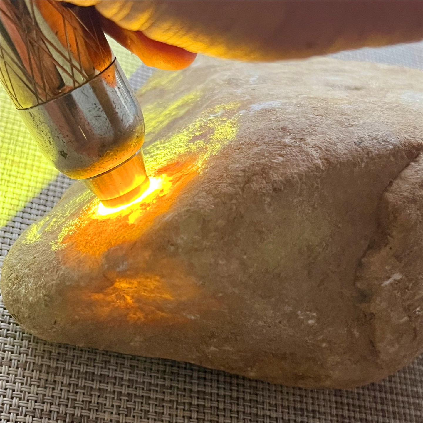 翡翠原石玉石毛料木那敞口杨梅沙皮全身种水有脱沙感有水路手镯料