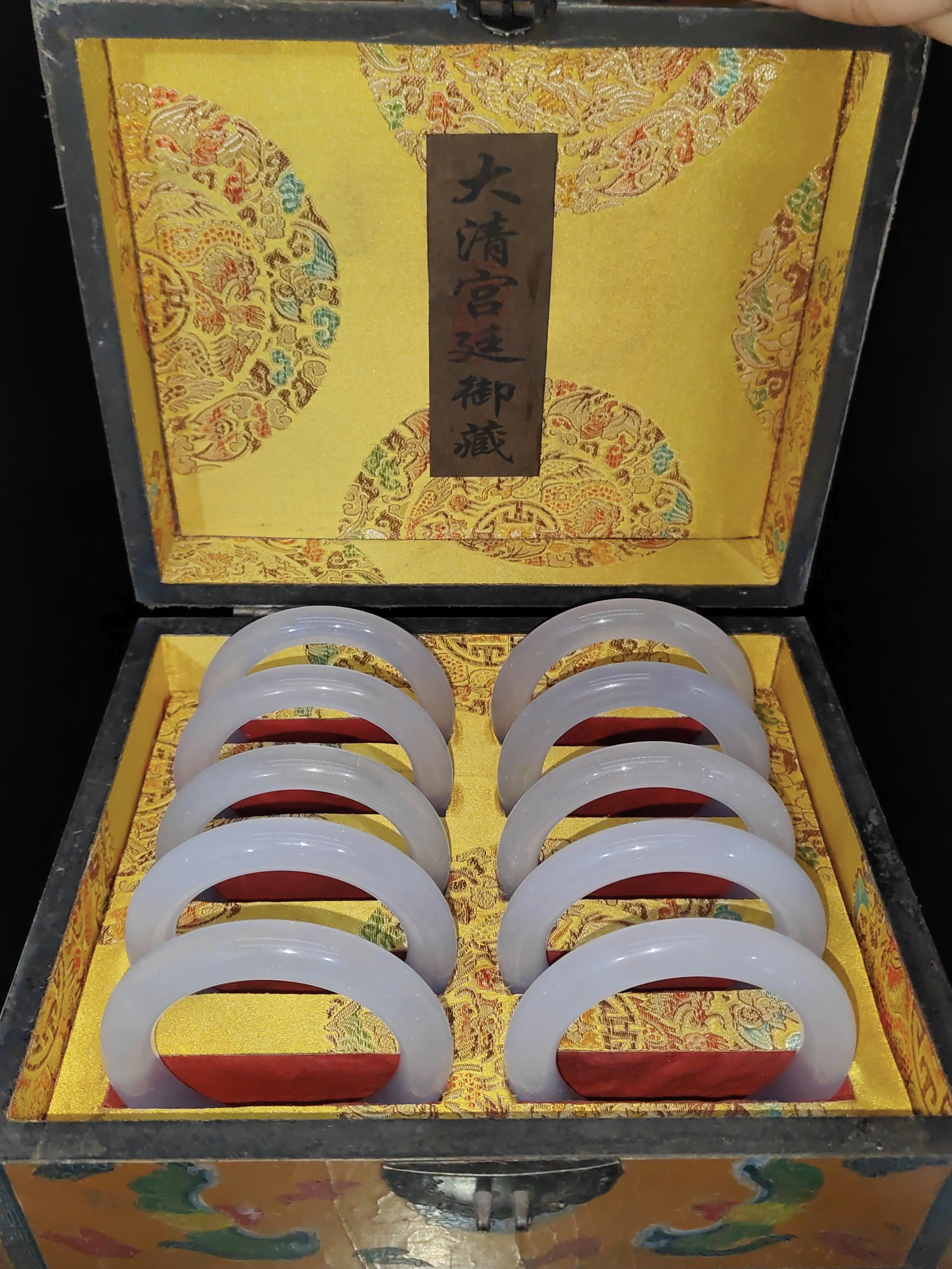 旧藏缅甸高冰老翡翠飘花圆条手镯漆盒装老翠玉冰糯种老翠玉镯手环