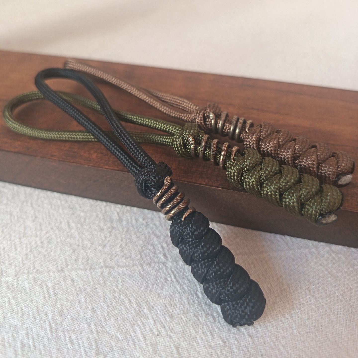 黄铜蛇形编织伞绳包挂件钥匙扣